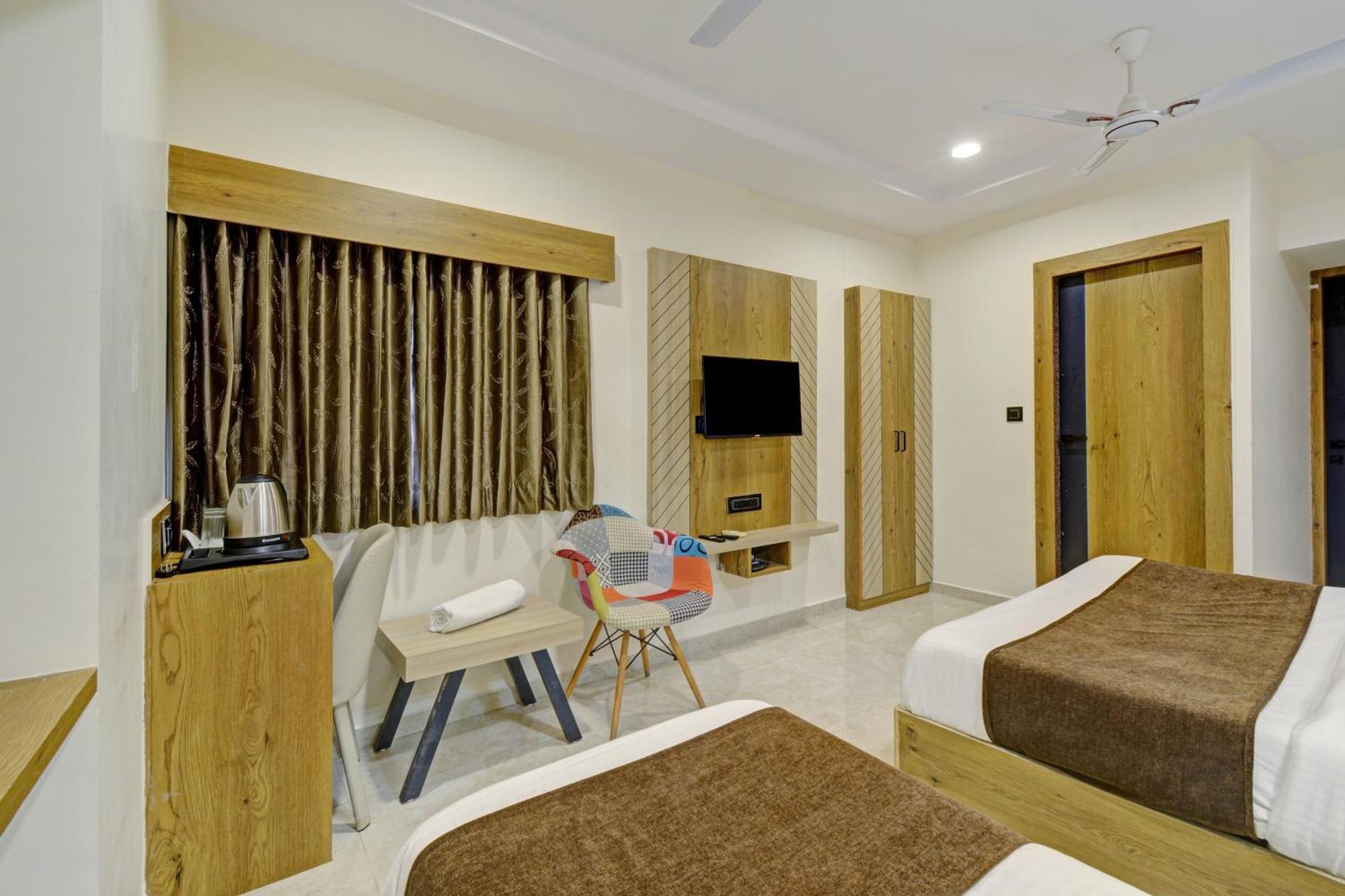Hotel Royal Ican Sindhubhavan Road Ahmedabad Exterior photo