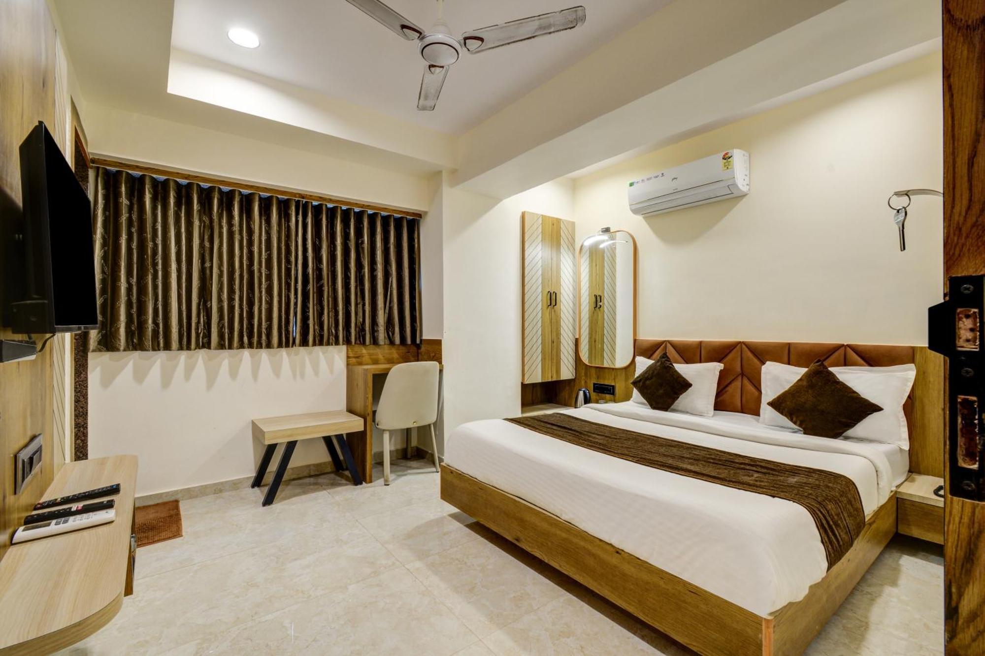 Hotel Royal Ican Sindhubhavan Road Ahmedabad Exterior photo